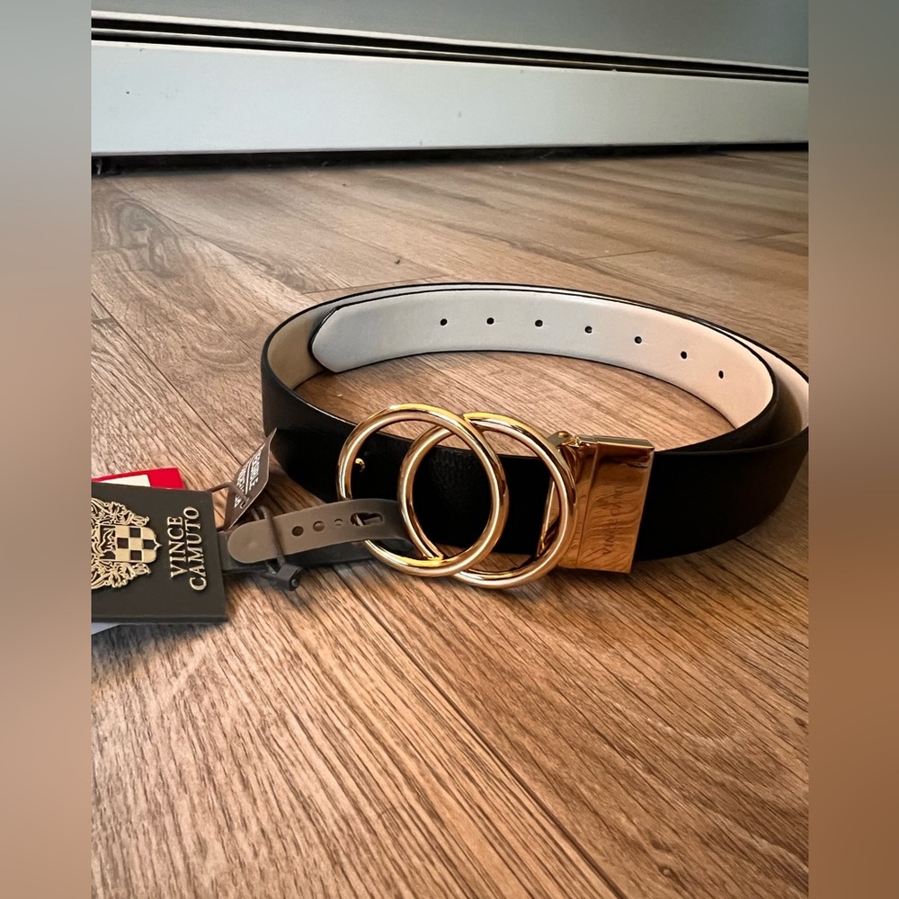 Vince Camuto belt
New with tags
Women’s Medium black/bone reversible